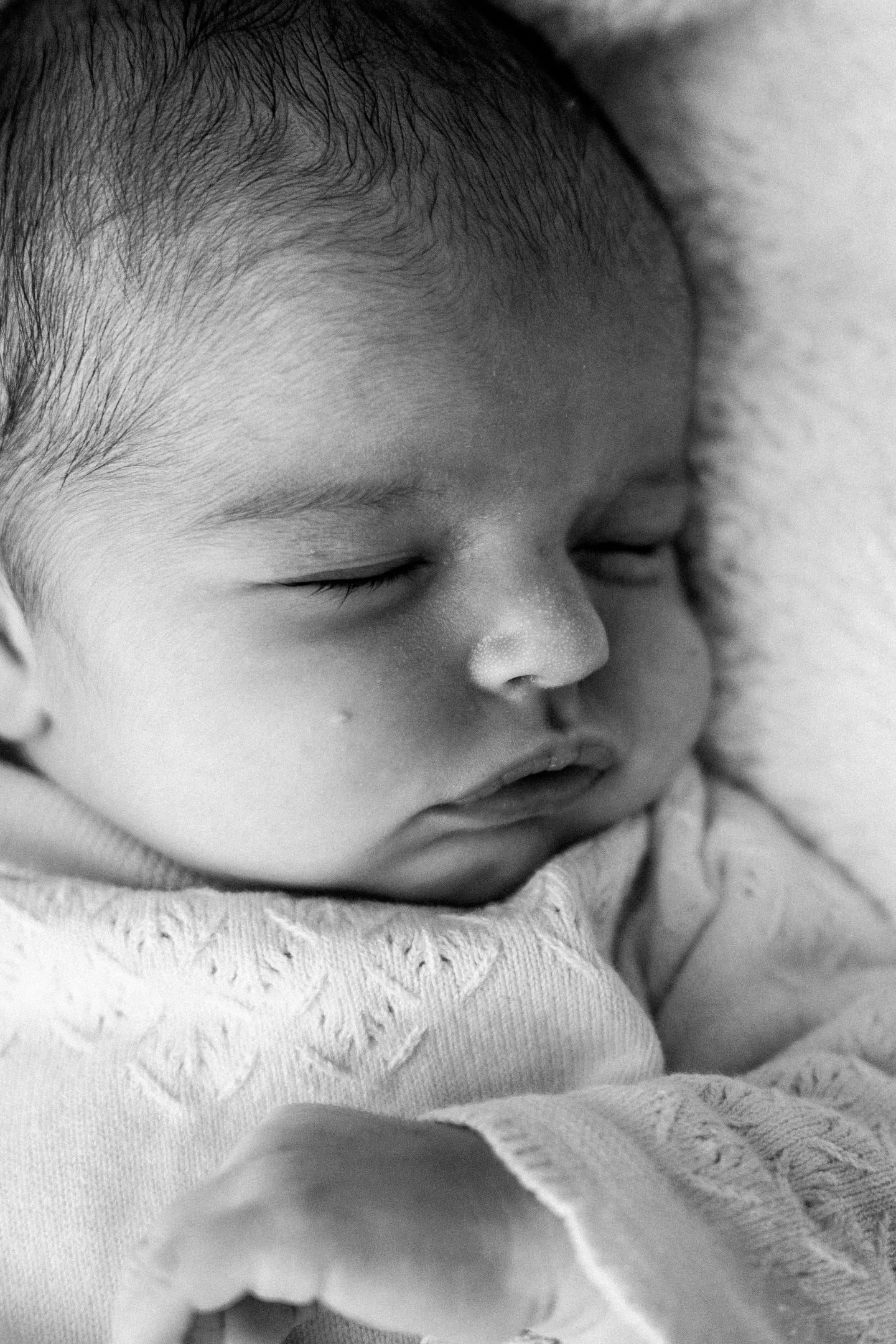 séance-bébé-plan-séré-détail-yeux-joues