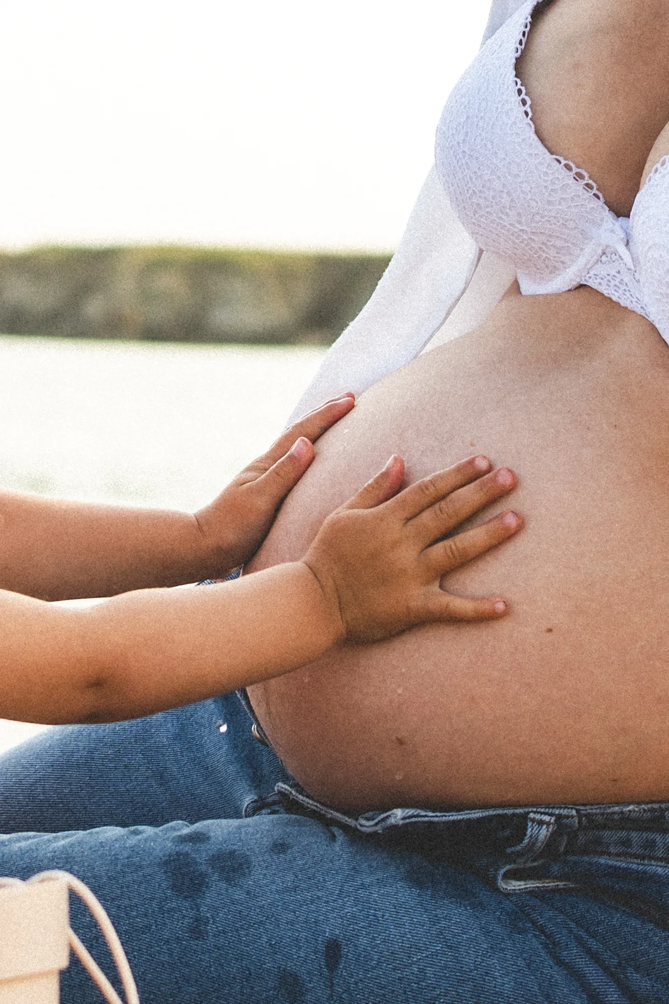mais de la grande sœur sur le ventre de sa maman enceinte
