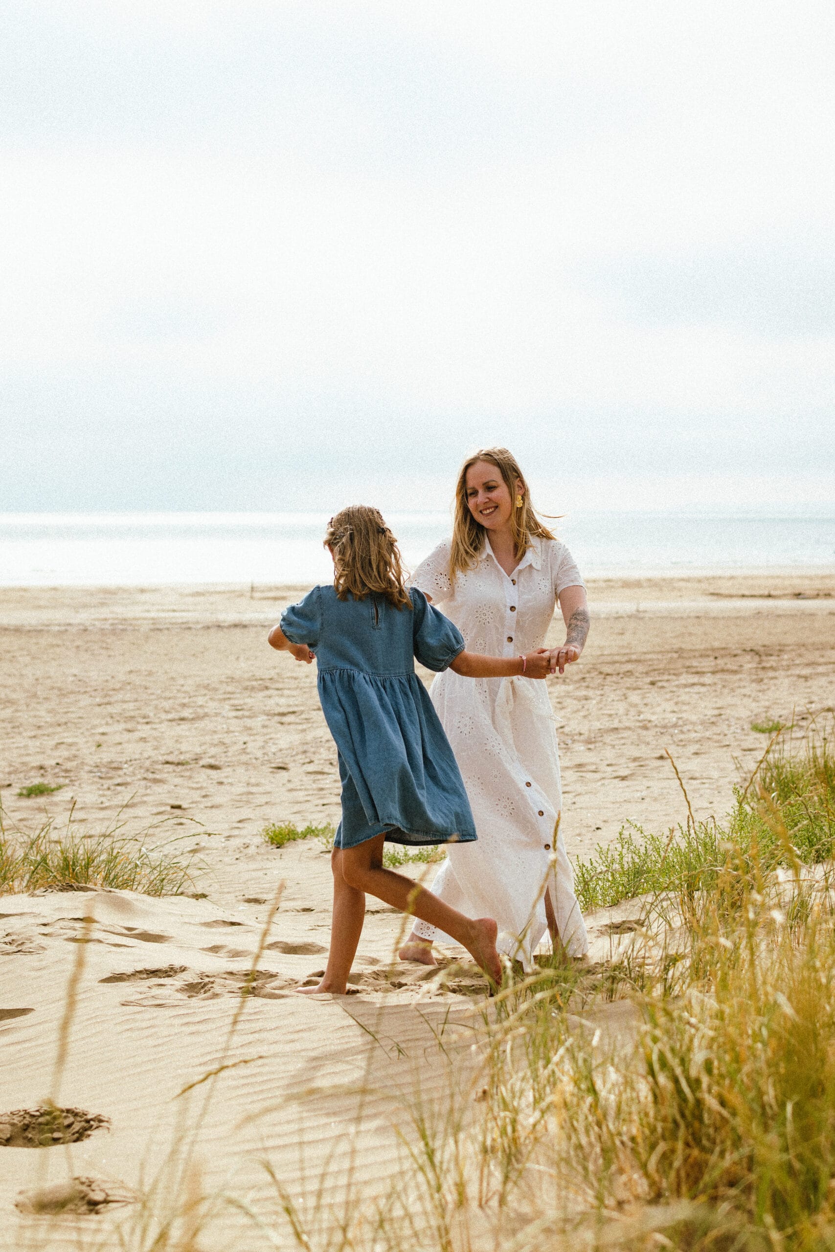 mere-fille sur la plage entrain de danser