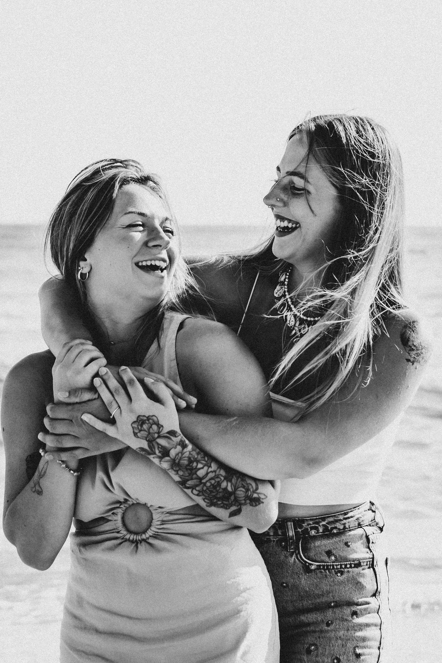 câlin et sourire entre copine