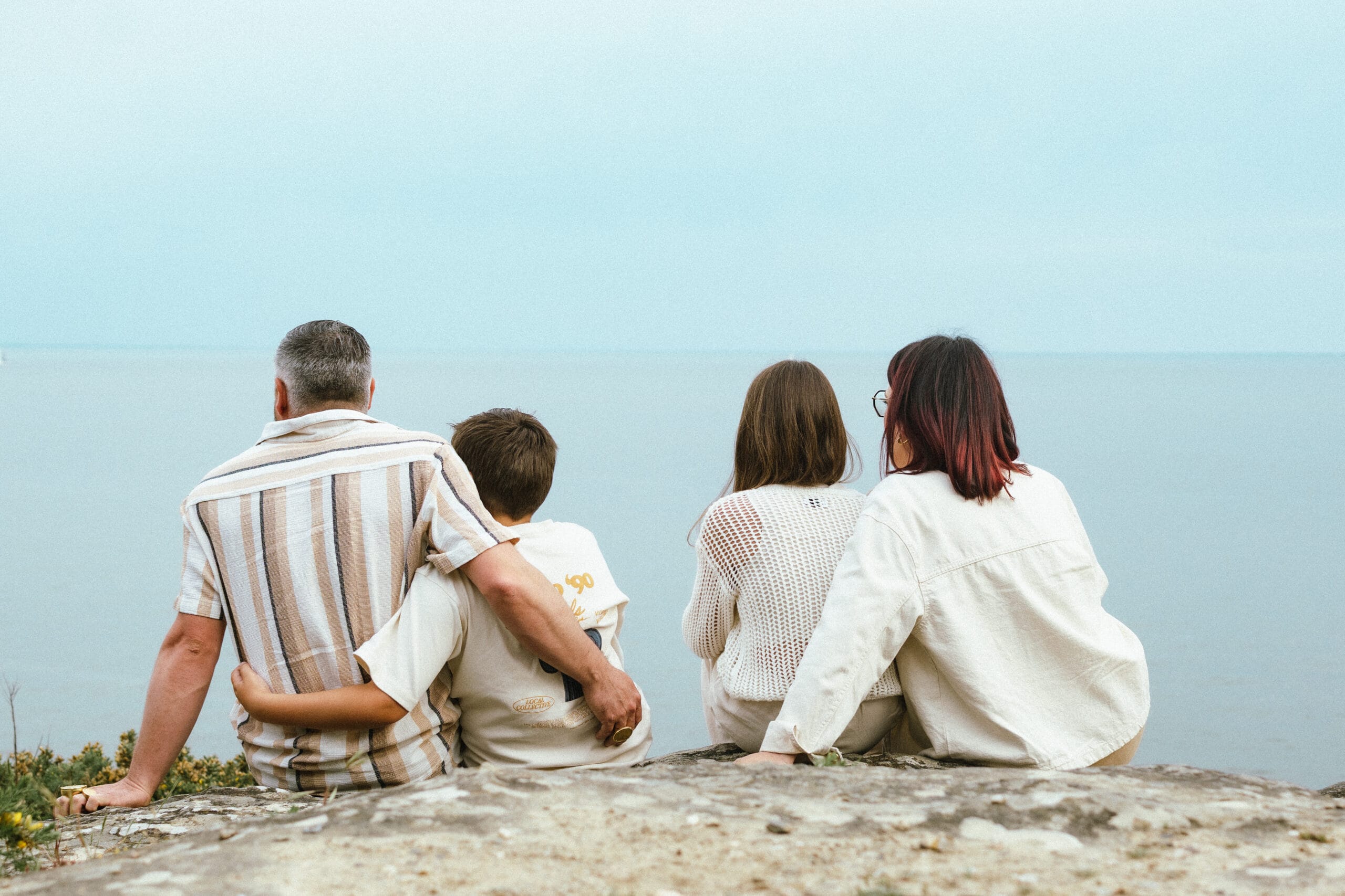 Famille de dos à la plage