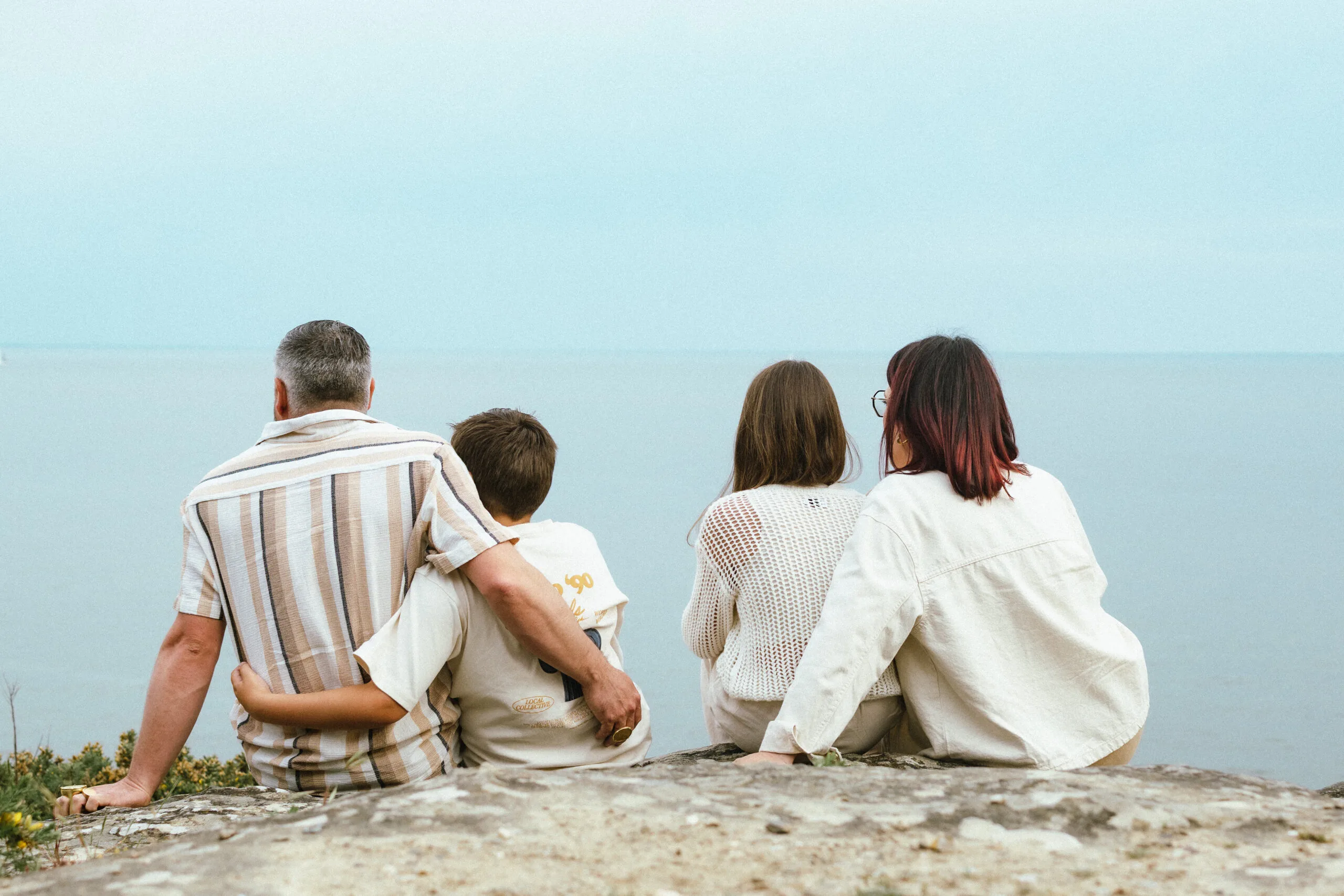 Famille de dos à la plage