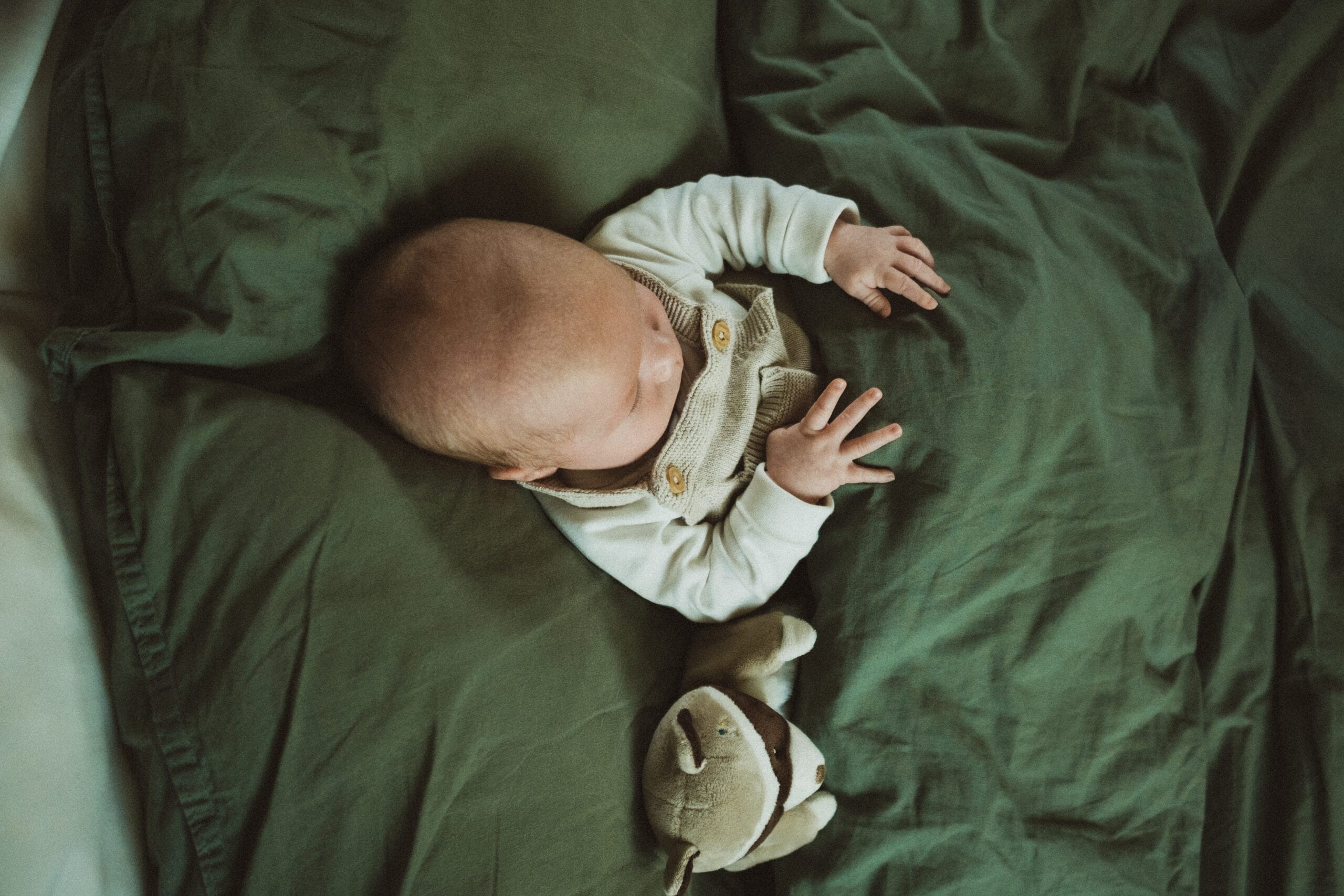 Scène de vie, maman travail, bébé dort 