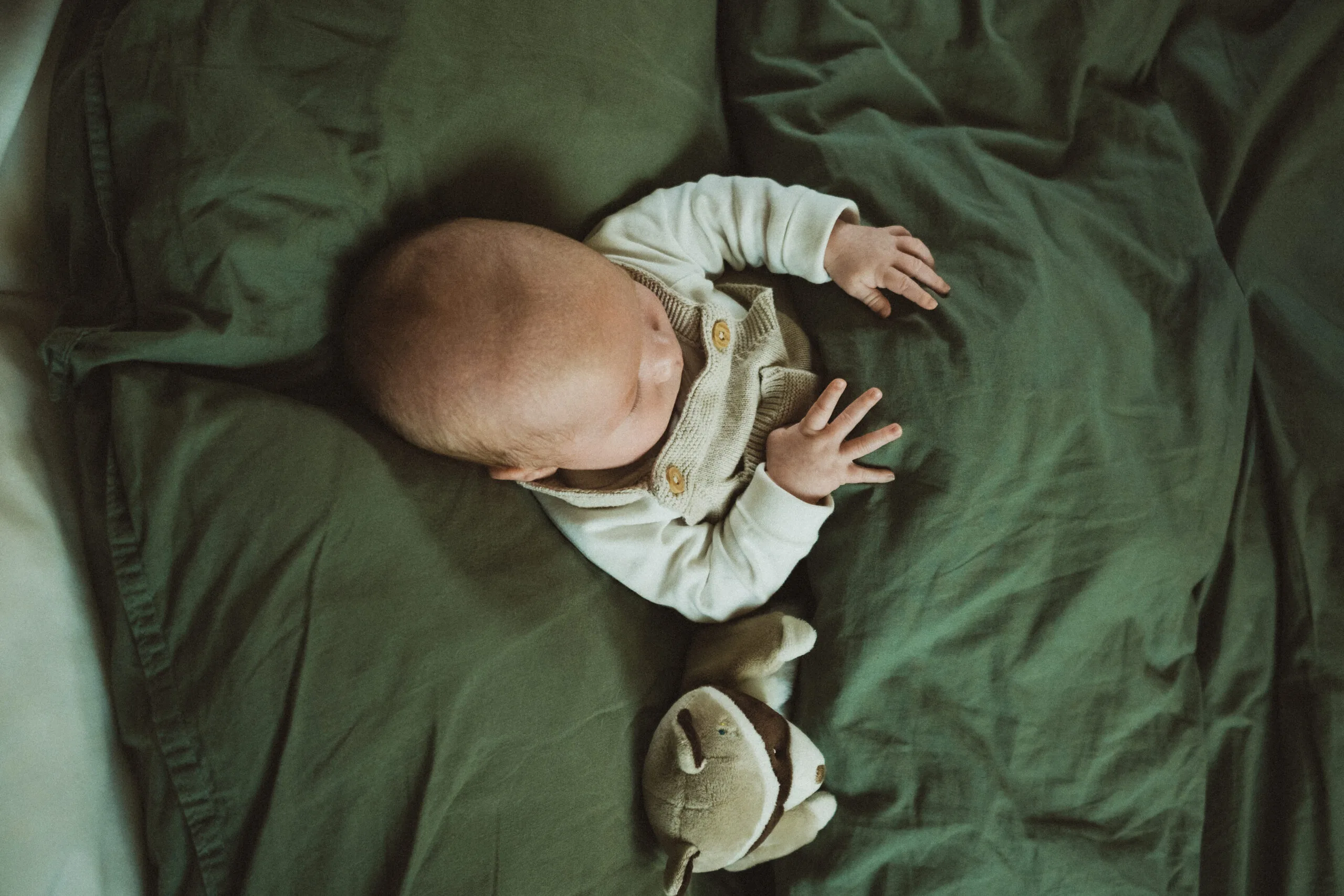 Scène de vie, maman travail, bébé dort 