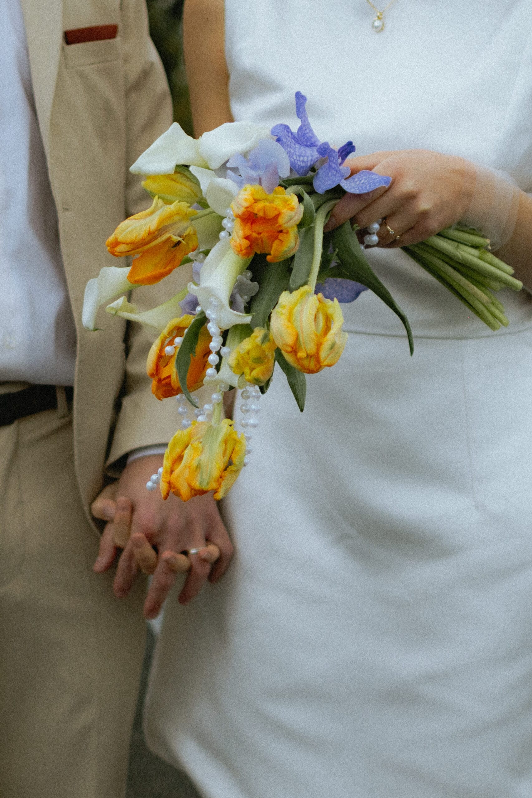 Mariée-bouquet de fleurs-mains-bijoux