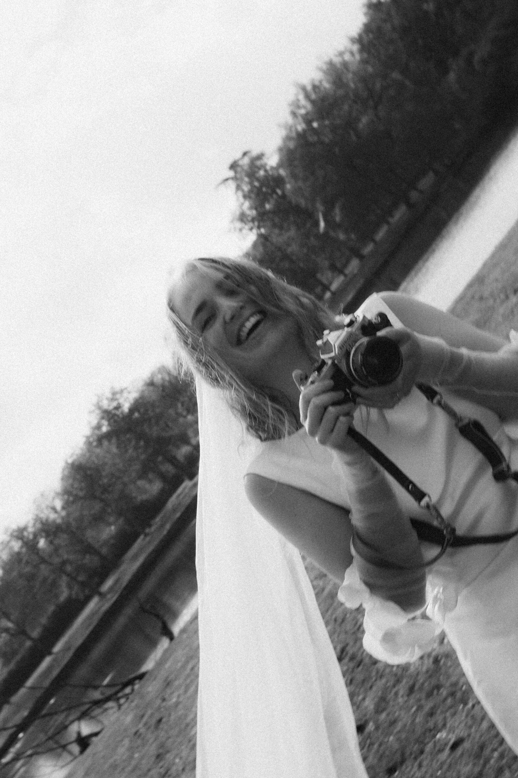 Mariée souriante qui prend des photo